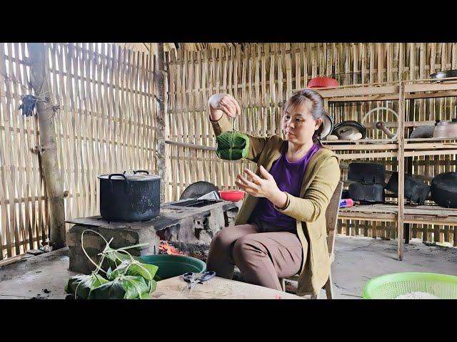 Wrap banh chung to prepare for a new year with better hopes