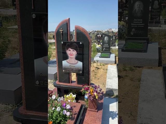 Женский памятник с двумя стелами | Жіночий памʼятник з двома стелами