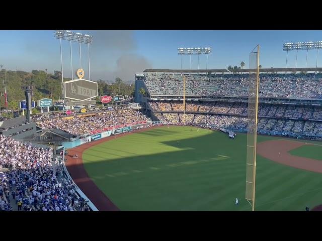 “Amor Eterno” suena en todo Dodger Stadium en honor a Fernando Valenzuela previo a la #SerieMundial