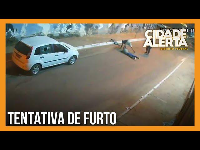 Polícia prende dupla que tentava furtar bateria de carro estacionado em Ceilândia