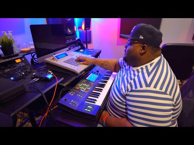 King Muzik is a Beast on the MPC 3000 & MPC Key 61 | Makes Crazy Beat in 10 minutes 