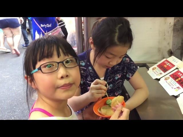 陳愷妤9歲-李庭萱9歲-陳莘亞5歲跟阿嬤一起去基隆夜市玩樂-2017年4月30日-一口吃天婦羅