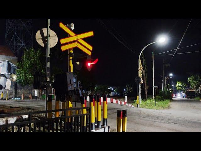 Kompilasi Perlintasan KA Singgapur Benowo Malam Hari