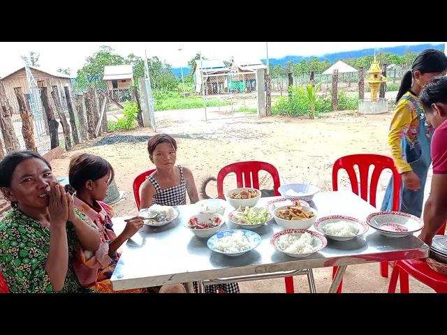 ថ្ងៃនេះបានទំពាំងថ្មីៗខជើងជ្រូកហូបបាយជុំគ្នាម្ដងជាមួយបងស្រីម៉ានិច