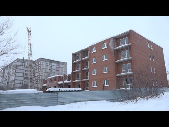 Крыша исчезла на знаменитом бийском долгострое ("Будни", 27.01.23г., Бийское телевидение)