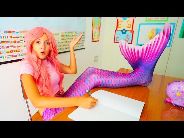 LA MAESTRA È UNA SIRENA!! SOFÌ E LUÌ A SCUOLA!!! | Me contro Te