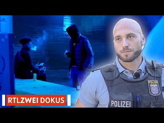 Joint drehen auf offener Straße?! | Polizei im Einsatz | RTLZWEI Dokus