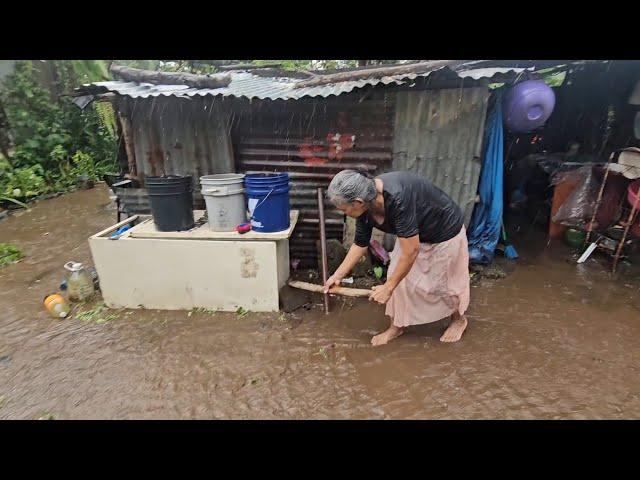 Así es la Realidad EN EL SALVADOR / Vive en extrema pobreza  Llevamos buenas noticias a su vida