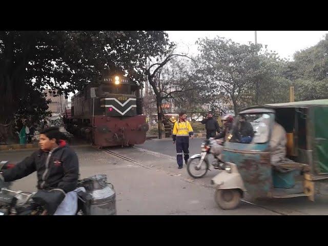 PAKISTAN RAILWAYS GOOD TRAIN CROSSING ROAD IN A BUSY STREET EXTENSIVE HORNS BY GMCU-15