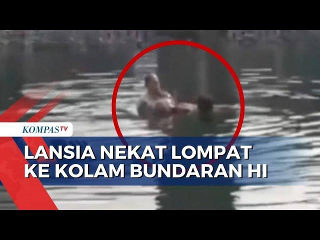 Petugas Satpol PP Evakuasi Lansia yang Nekat Lompat ke Kolam Bundaran HI