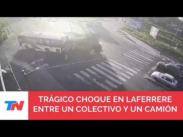 Brutal choque entre un colectivo y un camión en Laferrere: hay dos muertos y varios heridos graves