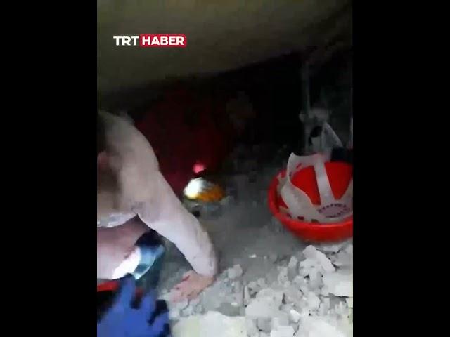 Турецкие СМИ публикуют видео спасения маленькой девочки из-под завалов