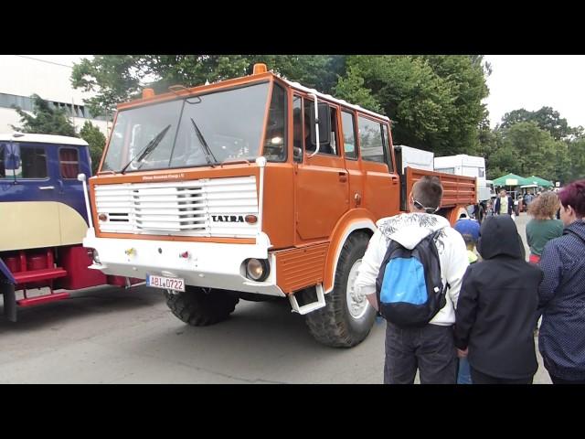 Bulldog Dampf und Diesel 2017 TATRA 813 6X6 als Dreiachser fährt vorbei