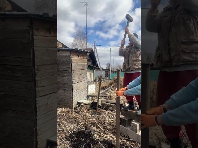 Кто сказал что женщина слабый пол  #весна #дача #курятник #курятниксвоимируками