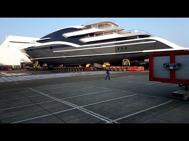 Oceanco rijdt superjacht Y717 naar buiten in Alblasserdam (timelaps)