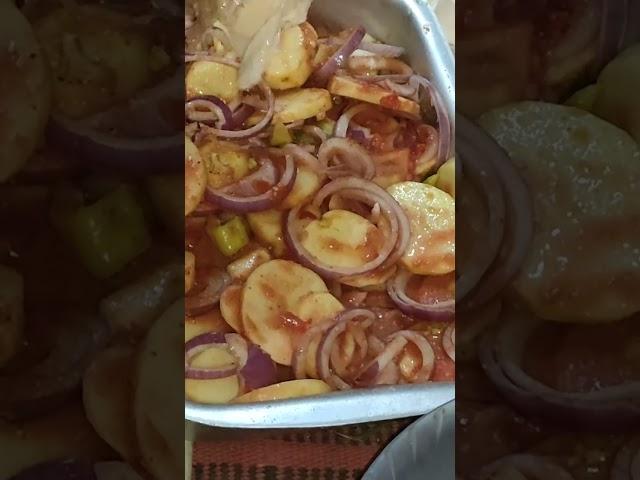 طريقعمل صينيه البطاطس ب الفراخ بالبصل وتحبيش أم كريم مش هتلاقيها فحتى تانيه و الطريقه كامله ع القناه