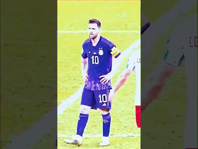 Messi ignores Lewandowski.. 