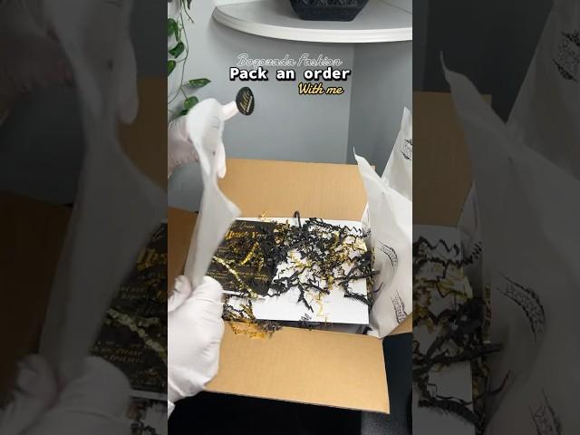 Packing 6 stunning printed hijabs for one lucky queen She has flawless taste!