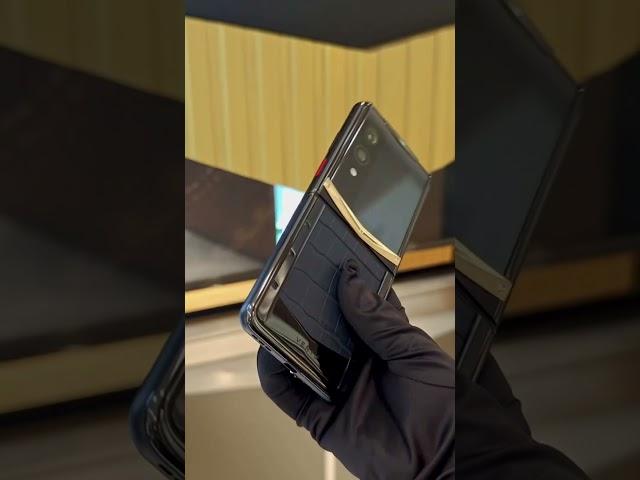 Quantum flip gold V+ black crocodile skin model#vertu #phone #luxury