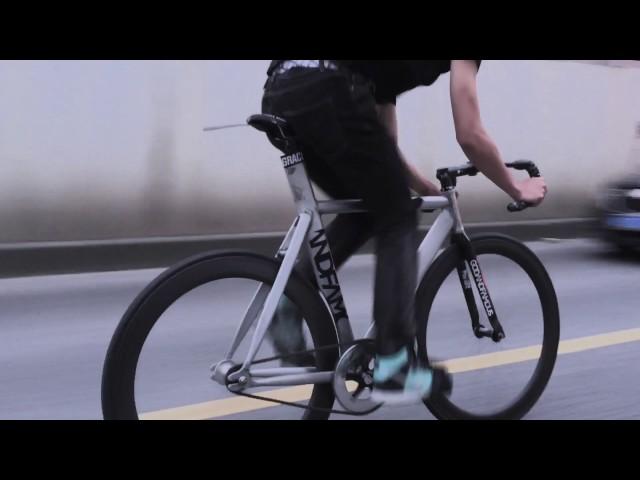 THIS IS HOW YOU CRUSH THE STREET WITH A FIXIE