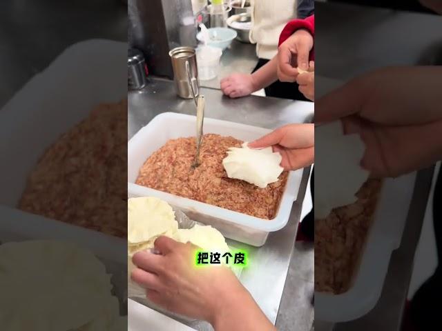 烧麦的包法 在杭州的街头巷尾，有一种小吃，它的名字叫做鲜笋烧麦。这是一种地道的杭州小吃，笋尖鲜肉的馅料非常鲜香，让人回味无穷。烧麦 笋尖烧麦