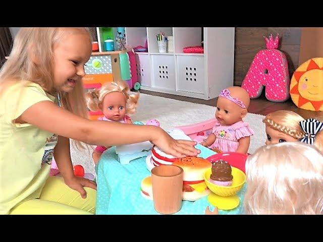 Алиса КАК МАМА кормит кукол ДОЧЕК ! Весело играть в кухню для детей !
