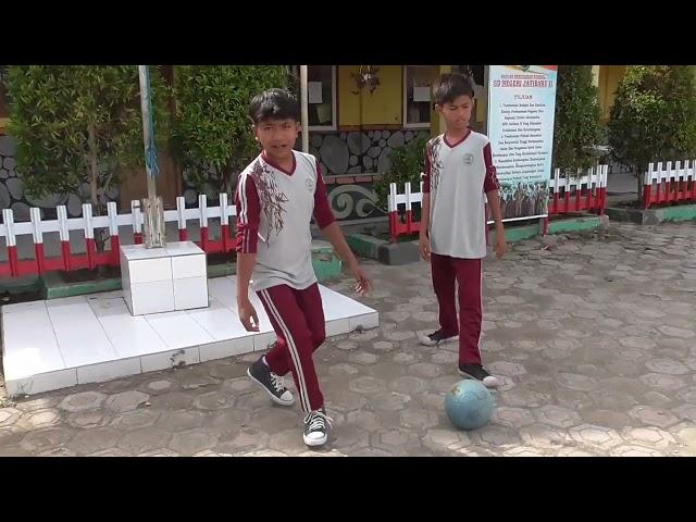 KESALAHAN PADA SAAT MELAKUKAN GERAK DASAR PASSING/ MENENDANG (DALAM PERMAINAN SEPAK BOLA)