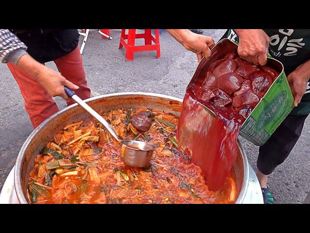 선지국밥 Only $4 ? Amazing Unlimited Refill Ox Blood Rice Soup in the 5-day market - Korean street food