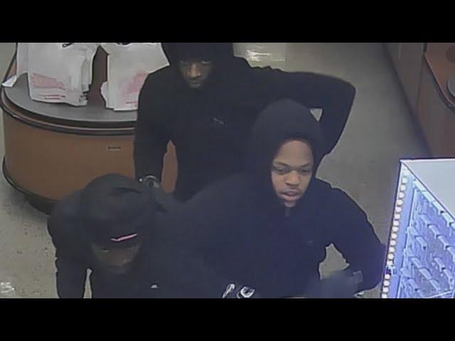 Caught on camera: Houston jewelry store thieves smash case, grab gold