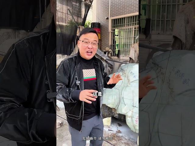 6 吨巨无霸原石开切，一起见证第一刀的震撼结果！翡翠原石 原石毛料 翡翠手镯