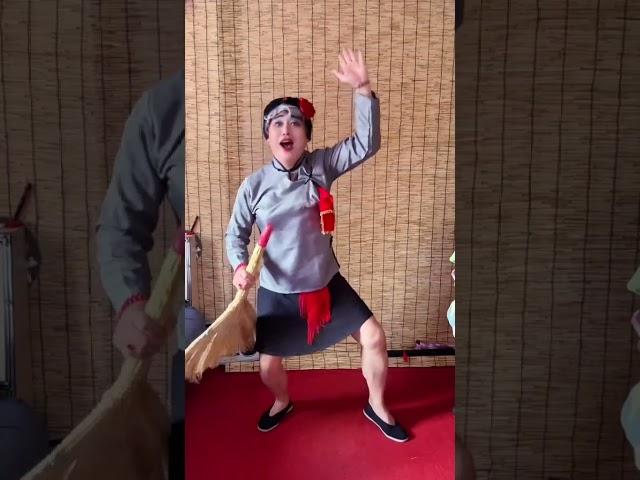 这小老太太，一听见舞曲就来劲了。 # 男扮女装反串 # 每天一笑烦恼忘掉
