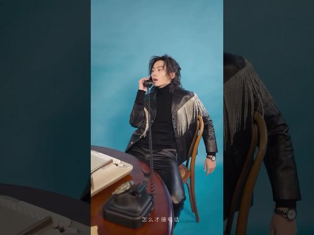 【张哲瀚 Zhang Zhehan】冉以更新 透过过去的、现在的、未来的 遇见尽情地、向前地、不停地 你好，张哲瀚。 「追」fUNMEETING新加坡站倒计时1天 起跑！ 20231125