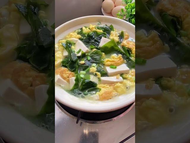 Суп с вакамэ и тофу Wakame soup with tofu 裙带菜豆腐汤 Wakame सूप, टोफू के साथ