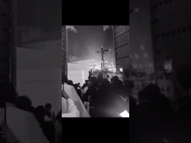 MOMENTO DE DE REGRESO BAJO LA LLUVIA DEL CRISTO DE LA BUENA MUERTE A LA GILESIA DE SANTIAGO EL MAYOR