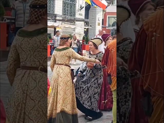 Средневековые горожане на улицах Старого Таллина #shorts #город # праздник