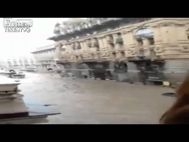Cum circulă autobuzele pe timpul inundațiilor în Genoa, Italia - 4.11.2011