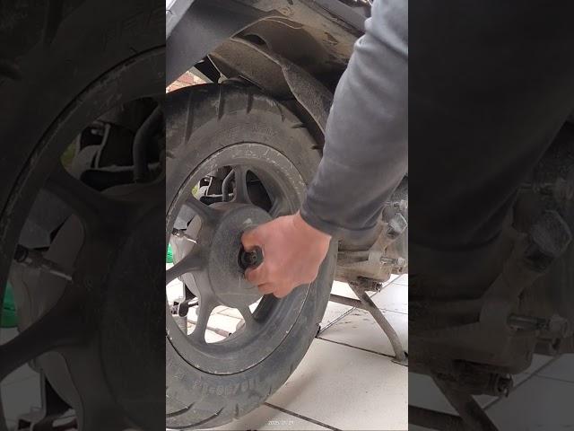 Melepas baud roda belakang motor matic pakai impact