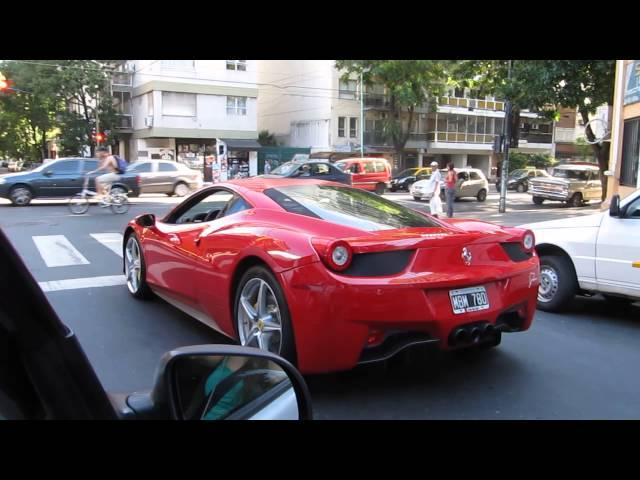 Ferrari 458 Italia en Buenos Aires, Argentina. (el audio satura)