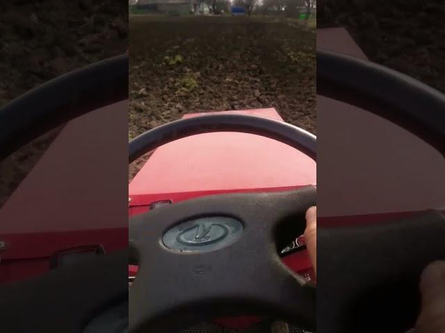 мини трактор пашет