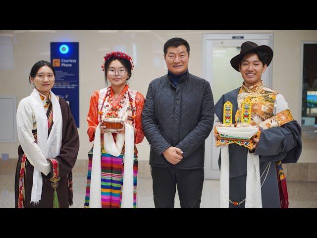 Sisur Lobsang Sangay Welcomed by Minnesota Tibetans @Airpot