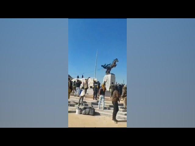 Syrians in Aleppo topple statue, as rebels control city | VOA News