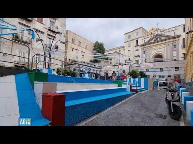 Napoli si tinge di azzurro: scale e monumenti imbrattati, bandiere e fascioni in ogni via