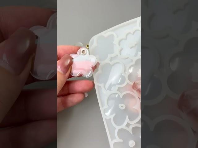 【レジン】おすすめ！フラットワイヤーでレジンキーホルダー作ってみた！How to make a resin key chain using flat wire 作り方 #Shorts