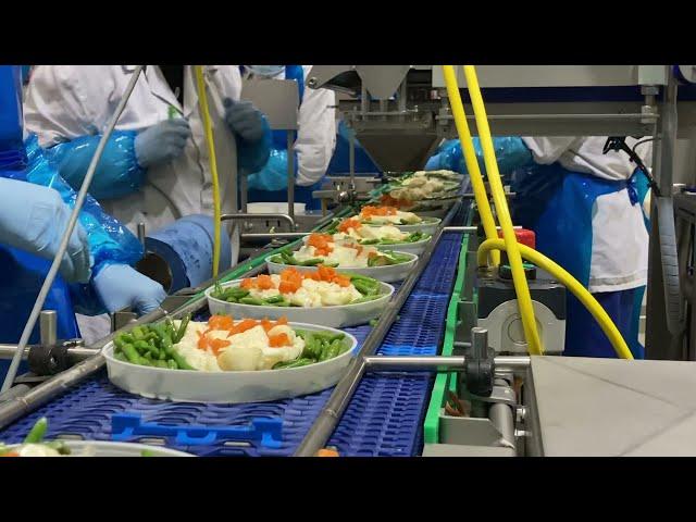SIXPAK Toppings Weigher for Ready Meals | Automation in the Food Industry