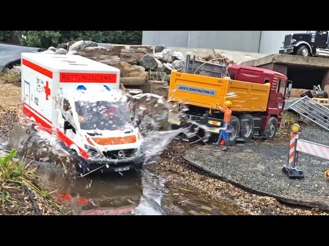 BRUDER Toys AMBULANCE  PLAYMOBIL Video für Kinder!