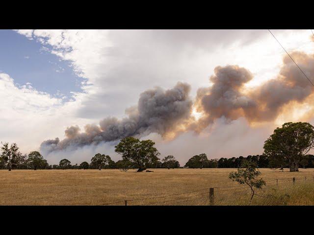 Grampians bushfire: Emergency warnings issued as crews face disastrous conditions