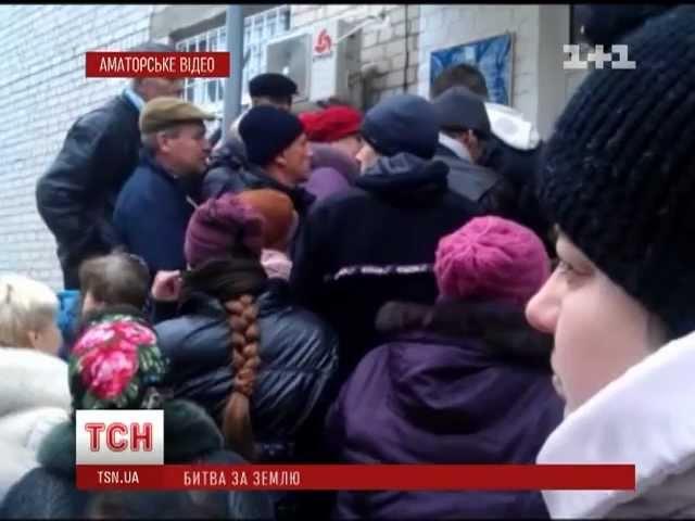 У Києві люди з бійками намагаються отримати акти на землю