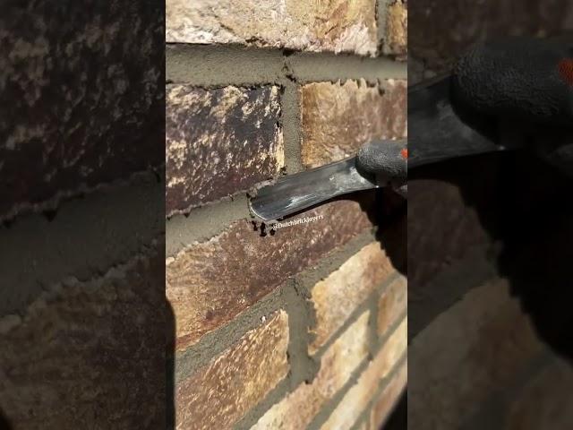 Расшиваем (уплотняем) швы кирпичной кладки  #кирпич  #стройка
