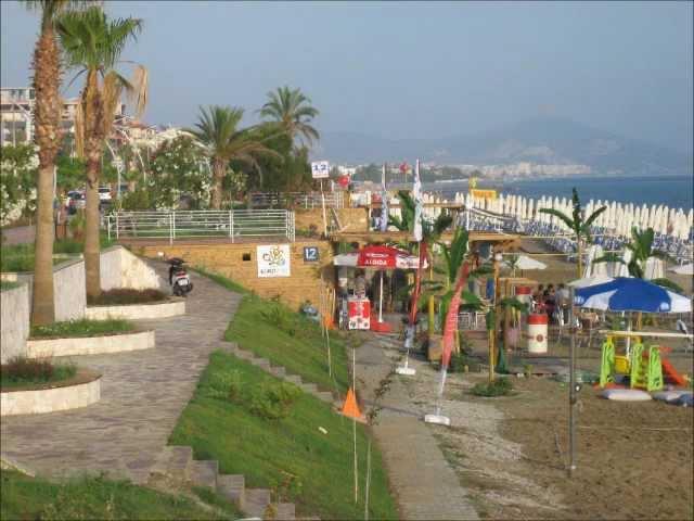 Der Strand von Alanya Oba mit der superlangen und breiten Uferpromenade