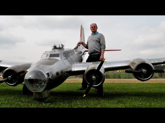 19 ft. B-17 "Flying Fortress" (Aluminum Overcast)